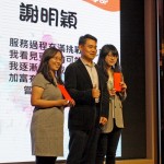 新業(yè)建設(shè)邱正光副總(中)化身張老師頒發(fā)獎(jiǎng)學(xué)金給學(xué)生，也希望未來(lái)有更多有志之士加入張老師的行列，將自己的專(zhuān)業(yè)與熱情回饋給更多需要幫助的民眾。