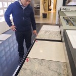 設(shè)置於地面的建材，以指掌輕撫過，切身感受細(xì)膩的觸感，並從自然的紋路中覺察：什麼底色、光澤，可與廚具化為和諧的一致性。