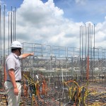 建築就像小孩逐漸長(zhǎng)大成人，工地主任與職人師傅就像盡責(zé)的保母，每天瞻前顧後、指導(dǎo)，呵護(hù)長(zhǎng)大。