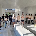 接待大廳延續(xù)弧形立柱的風格，以白色大理石砌成方中帶圓的空間格局，融合為一景。白底灰紋的大理石，與嵌入式座椅相映成趣，注入東道主宴客的巧思與溫度。－【新業(yè)觀峰】。