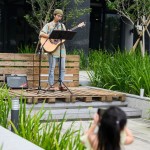 音樂家駐點表演，歌聲隨風(fēng)飄散於市集中，使略微慵懶的週六下午增添些許閒適感。一旁被歌聲吸引而來的小妹妹，也開心地以手機紀錄這美好時光。