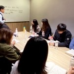 與專業(yè)能力一樣重要的，就是解決問(wèn)題的能力，新業(yè)邱正光副總經(jīng)理（圖左一），不吝於教導(dǎo)新進(jìn)員工如何認(rèn)知問(wèn)題並準(zhǔn)確地解決。