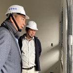 每一個專注討論的眼神，都力求建築更臻職人心中的標準。新業(yè)建設(shè)名譽董事長穆椿松先生（圖左一）。