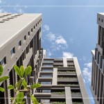 融入自然的建築內(nèi)涵，玻璃盒般的陽臺(tái)，恣意錯(cuò)層而上的花臺(tái)綠意，為生活帶來了四季。