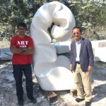 西班牙藝術(shù)家Nando Alvarez(左一)的作品「美術(shù)之道」。透過輕盈的流線、連續(xù)而蔓延的圓弧，說明美術(shù)之道在於時(shí)空相互的永恆對話。