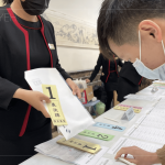 重要的會(huì)議表決牌，以雙手交付，預(yù)祝會(huì)議的順利和圓滿。