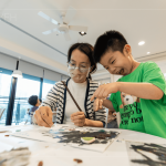 帶著歡愉輕鬆的心情創(chuàng)作，盡情地?fù)]灑，製作出第一件且獨(dú)一無二的海廢作品