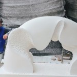 『時(shí)光之河』的靈感起源來自「水的變化」，因雕塑本身是固態(tài)不變的，以自然中無特定形狀的元素呈現(xiàn)，反映出動(dòng)感的雕塑，使其中的對(duì)比更為強(qiáng)烈，有如凝固的動(dòng)感一般。