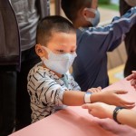 戴上入島手環(huán)，孩子們興奮又期待的等待416號列車啟程，冒險之旅就要開始囉！