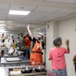 孩子們都是第一次體驗(yàn)烘焙餅乾，師傅從倒入麵粉，加入各種材料開(kāi)始教學(xué)，一一展示餅乾的製作流程，小朋友們摩拳擦掌、亳不急待地自己動(dòng)手做做看。