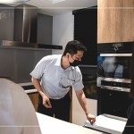 新進(jìn)同仁化身來訪第一線的客戶，用心聆聽行銷部楊世偉經(jīng)理的分享，新業(yè)對於未來家人在生活空間流動上，設(shè)計(jì)規(guī)劃的細(xì)膩之處。