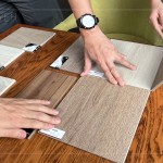 職人透過(guò)指尖觸摸面板，感受彩理、紋路、質(zhì)感，甚至韌度上的不同，感受每一分的精準(zhǔn)細(xì)節(jié)。