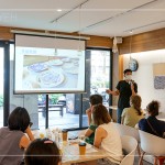 再度與手感職人 #京好手作 合作，分享青花瓷的歷史，始於中國唐朝，成熟於元朝，尤其以『景德鎮(zhèn)』為代表，於明朝瓷器成為主流。