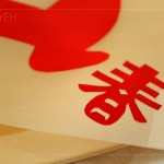 運用剩餘的春聯(lián)紙，創(chuàng)意發(fā)展剪下一個「春」，是以滿滿的美好寓意，點綴燈籠作
品。