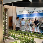 新業(yè)建設(shè)行銷部－楊世偉經(jīng)理（左一），與新進(jìn)員工分享臺中北屯十四期-大塊藏硯，在建築理念、空間規(guī)劃、減碳綠化上環(huán)環(huán)相扣，為住戶的未來居所層層把關(guān)。