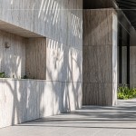 建築與工藝的相互交織，低調(diào)大器的優(yōu)雅，篩落光影，自然光線與陰影交織輝映在這條廊道上。