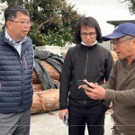 新業(yè)建設(shè) 蕭智夫 建築師(左一)偕同建築團隊，親赴臺中大肚原木工廠，挑選合適的欖仁木，作為建案公共空間傢俱。