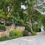 擁有大基地並設(shè)計(jì)蜿蜒的綠意廊道，猶如住進(jìn)一座大型公園裡，時(shí)刻享受著大自然的芬多精。