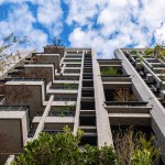 仰望大塊森鄰的複層陽臺，藍天、綠意與建築交織的美好，讓自然走入生活空間，是新業(yè)對永續(xù)環(huán)境的一種實踐。