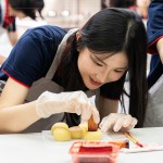 在製作好的小月餅印上代表吉利祝福的圖案，也象徵著團(tuán)圓與幸福。