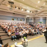 講師幽默風(fēng)趣的笑談『無畏的舞臺人生』，透過各種方式傳承臺灣本土藝術(shù)，期望將歌仔戲推廣到世界各個(gè)角落。