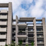 遠方眺望建築外觀，使用不同顏色的磁磚進行混色搭配，建築顯得更立體，並具有獨特品味。(圖為 新業(yè)–大塊森鄰 實景圖)