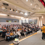 因?yàn)橄矚g「說話」這件事，讓黃豪平始終保有站上舞臺(tái)的熱誠，努力讓自己的名字留下痕跡。