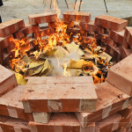 儀式尾聲，金紙化為星點(diǎn)火光，將敬意與祈福送往天際，為上樑典禮劃下美好句點(diǎn)。