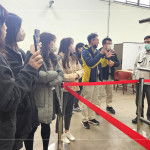 新業(yè)營建、客服、設(shè)計(jì)團(tuán)隊(duì)與YKK團(tuán)隊(duì)，一同於兆立風(fēng)雨實(shí)驗(yàn)室，進(jìn)行氣密窗的氣密性、水密性及抗風(fēng)壓性能測試。