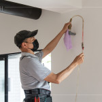 由水電廠商測試冷氣的排水管路，確保排水通暢，讓住戶在夏日安心享受清涼舒適的居家環(huán)境。