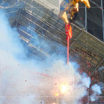 點(diǎn)燃火紅的炮仗，響徹的聲響，繚繞著基地，象徵圓滿吉祥好兆頭。