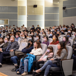 偌大的會(huì)場(chǎng)，早已座無虛席，眾人引頸期盼等待著講師的精采演說。