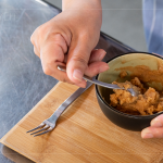 細(xì)緻綿密的麵茶，加入熱騰騰的開水，順時(shí)針的輕輕攪動，瞬間香味四溢，咀嚼難以忘卻的鹹香滋味。