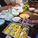 餅皮穿上了一層透著閃閃光澤的金黃色外衣。