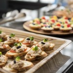 佐以西蘭花點綴的鮪魚沙拉鹹式小茶點，清爽健康無負擔(dān)