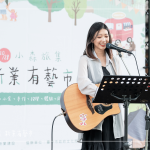 街頭藝人溫柔的樂(lè)音與清新的嗓音，蔓延至市集的每一處角落。