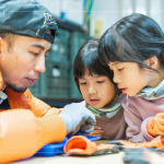 大小朋友全神貫注，將有獨特香味、葉子形狀與楓葉相似的「楓香」果實，製作成獨一無二的小小飾品。