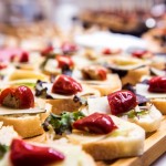 乳酪切片佐以甜椒與鮮蔬作為點(diǎn)綴，搭配長棍麵包品嚐，甜椒清甜與乳酪滑嫩在口中融化，從視覺與口感上更帶來不同層次感。