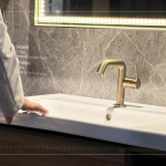 一體瓷檯盆的選用，擁有典雅大器的檯面，整潔不易卡垢，邊框的溝槽設(shè)計(jì)，可大幅降低噴濺情況，打造專(zhuān)屬好感衛(wèi)浴。