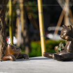 社區(qū)一隅的貓咪藝術(shù)駐景，自在隨性的特質(zhì)，跨界的開放態(tài)度，是金工藝術(shù)家-曾永玲老師呈現(xiàn)作品的方式。