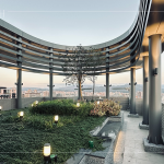 屋頂以獨(dú)特環(huán)樑包板的圓弧造型呈現(xiàn)，在夜晚的燈光計(jì)畫下，為臺(tái)中東區(qū)城市天際線帶來一大亮點(diǎn)。