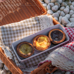 致上臺中在地品牌 ?？死蛩顾?作為伴手禮，62%松露黑巧克力、甜膩焦糖搭配清新海鹽、金萱茶佐南莊手作桂花釀，與家人分享這份純樸心意。