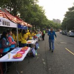 有熟悉的笑容與身影跑進了新業(yè)團隊的鏡頭裡，原來是新業(yè)建設(shè)穆椿松名譽董事長（右一）也到場為跑者加油！也讓現(xiàn)場加油團隊士氣大振！