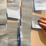 透過(guò)課間互動(dòng)，與各部門(mén)主管探討『新業(yè)員工應(yīng)具備的能力或條件』，『主動(dòng)、積極、樂(lè)觀』的理念，時(shí)常深刻烙印在每位新業(yè)夥伴心中。