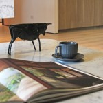 我們的人生已送走且迎來許多春夏秋冬，就像我們生活有沉寂也有活躍的時刻，此刻細細回味，過往的故事就如同翻開的頁扉，一一浮現並鮮明著。