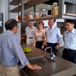 新業(yè)建設(shè)卓勝隆董事長(zhǎng)（左）偕同簡(jiǎn)福榮總經(jīng)理（右二）及邱正光副總經(jīng)理（右一），與團(tuán)隊(duì)成員以「使用效益最大化、備餐步調(diào)多樣化」的角度，討論適合配搭的中島提案，讓掌廚時(shí)刻更加游刃有餘。