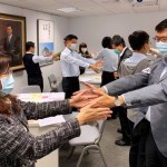 課程過(guò)程中亦有趣味互動(dòng)，就如同與聽(tīng)眾面對(duì)面互動(dòng)的媒介，肢體與語(yǔ)言都非常重要。