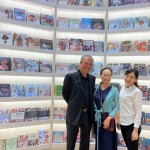 新業(yè)建設(shè)名譽(yù)董事長穆椿松先生與穆太太、益品書屋館長合影。