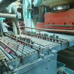 磁磚經(jīng)過壓模削邊的程序後，最後需品管人員以小工具逐一擊打的方式，確認有無瑕疵品在其中，即使瑕不掩瑜，也依然難逃有如般鷹眼般的專業(yè)判斷。