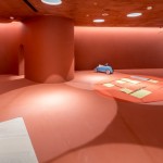 兒童遊戲室天花板的圓孔透下一個又一個的光圈交織，明亮之下更顯繽紛。為了視覺巧思，新業(yè)在天花板也加入珪藻土塗料，防潮瞬乾的特性，讓好動、頻頻出汗的孩童們享有暢快呼吸的遊玩空間。－【新業(yè)觀峰】。